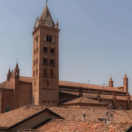 Appartamento Attico Gemma, Terrazza Panoramica Nel Centro Storico Di Alba (Piedmont)